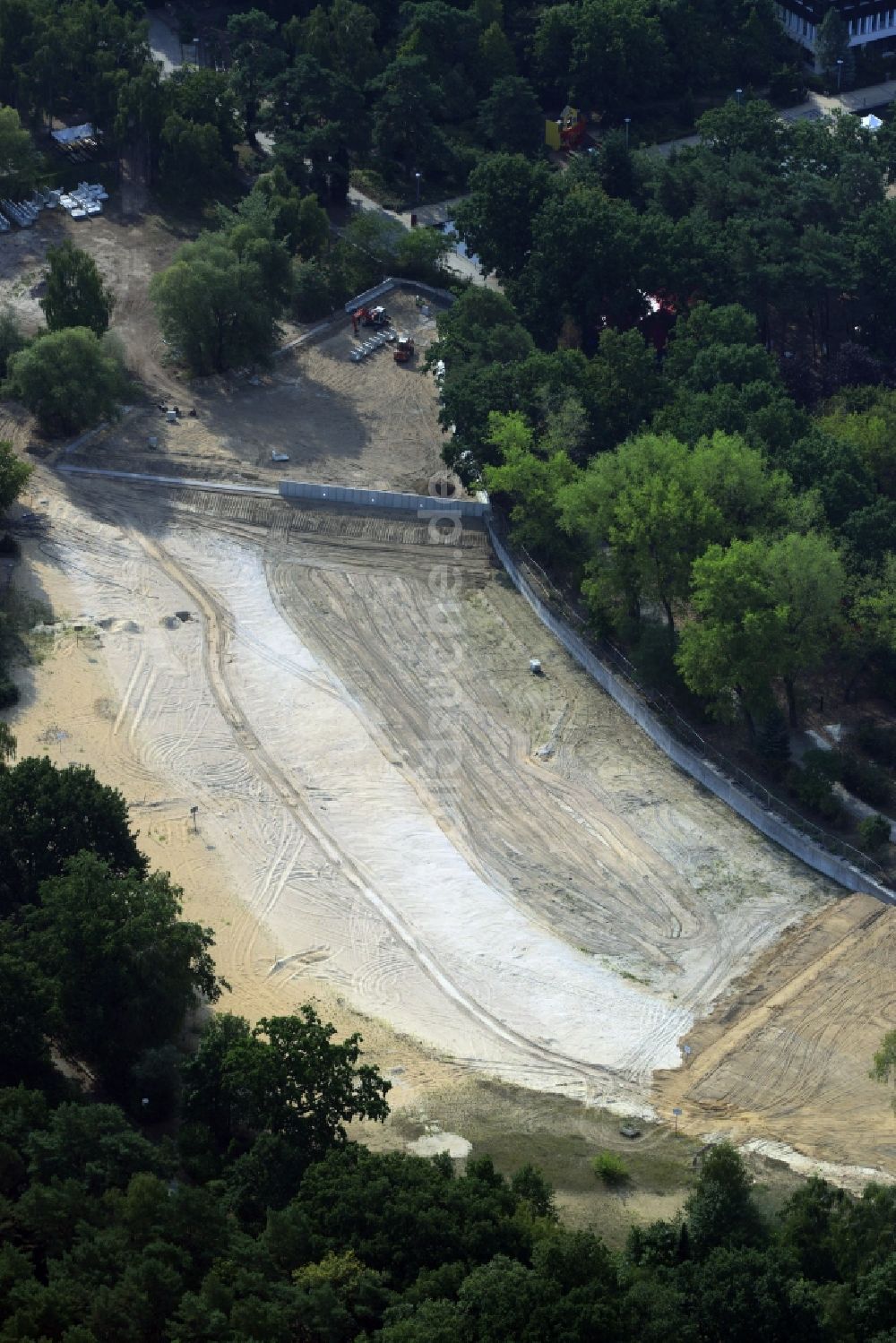 Berlin aus der Vogelperspektive: Baustelle zur Neugestaltung des FEZ Strandbad- Sees im Park der Wuhlheide in Berlin