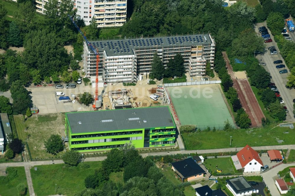 Luftbild Berlin - Baustelle zur Rekonstruktion und Modernisierung des Schulgebäudes der Grundschule am Bürgerpark im Ortsteil Marzahn-Hellersdorf in Berlin, Deutschland