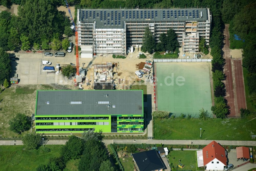 Luftaufnahme Berlin - Baustelle zur Rekonstruktion und Modernisierung des Schulgebäudes der Grundschule am Bürgerpark im Ortsteil Marzahn-Hellersdorf in Berlin, Deutschland