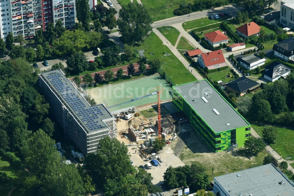 Berlin von oben - Baustelle zur Rekonstruktion und Modernisierung des Schulgebäudes der Grundschule am Bürgerpark im Ortsteil Marzahn-Hellersdorf in Berlin, Deutschland