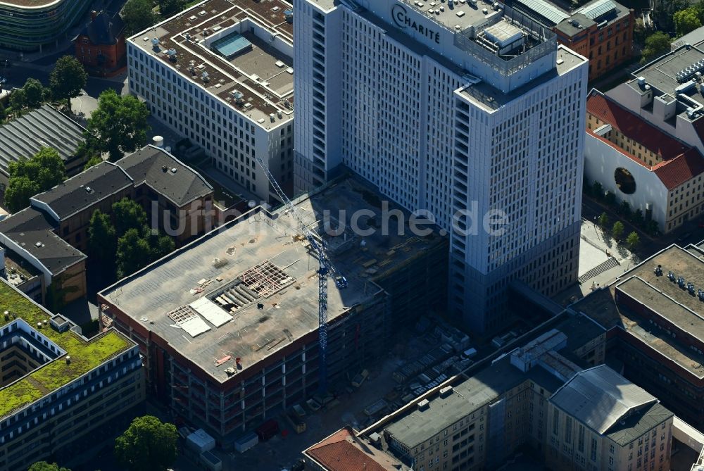 Luftaufnahme Berlin - Baustelle zur Sanierung der alten Rettungsstelle der CHARITE im Ortsteil Mitte in Berlin, Deutschland