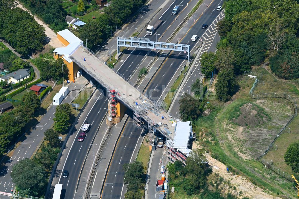 Berlin von oben - Baustelle zur Sanierung des S-Bahn- Brückenbauwerk über die Autobahn BAB A111 im Ortsteil Reinickendorf in Berlin, Deutschland