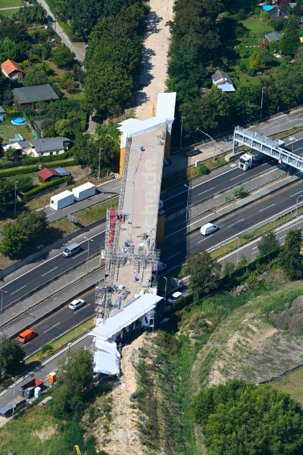 Luftbild Berlin - Baustelle zur Sanierung des S-Bahn- Brückenbauwerk über die Autobahn BAB A111 im Ortsteil Reinickendorf in Berlin, Deutschland