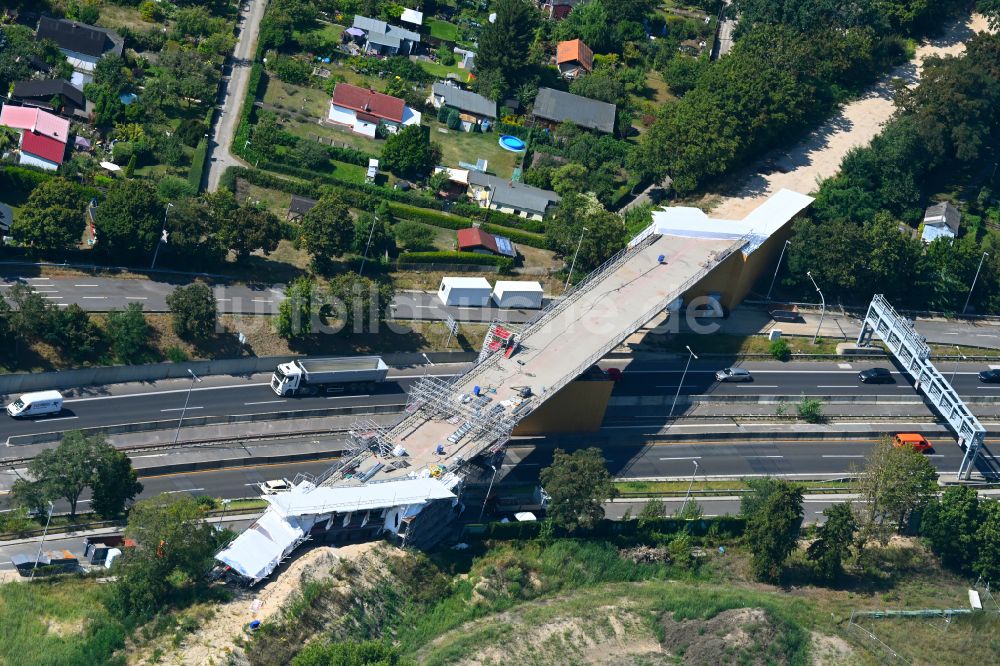 Berlin von oben - Baustelle zur Sanierung des S-Bahn- Brückenbauwerk über die Autobahn BAB A111 im Ortsteil Reinickendorf in Berlin, Deutschland