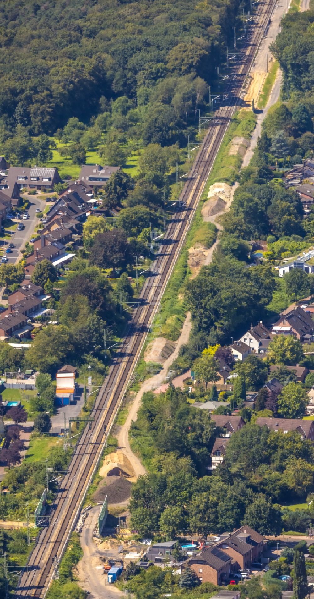 Luftaufnahme Dinslaken - Baustelle zur Sanierung des Bahn- Brückenbauwerk in Dinslaken im Bundesland Nordrhein-Westfalen, Deutschland