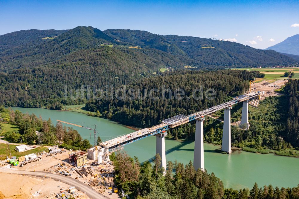 Bleiburg aus der Vogelperspektive: Baustelle zur Sanierung des Bahn- Brückenbauwerk Jauntalbrücke in Bleiburg in Kärnten, Österreich