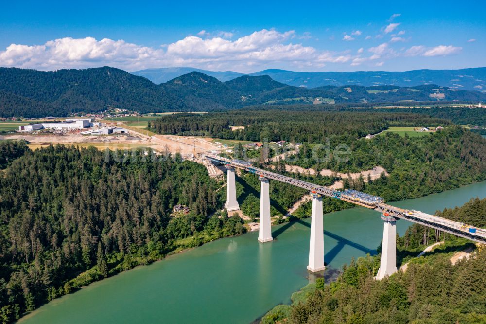 Bleiburg aus der Vogelperspektive: Baustelle zur Sanierung des Bahn- Brückenbauwerk Jauntalbrücke in Bleiburg in Kärnten, Österreich