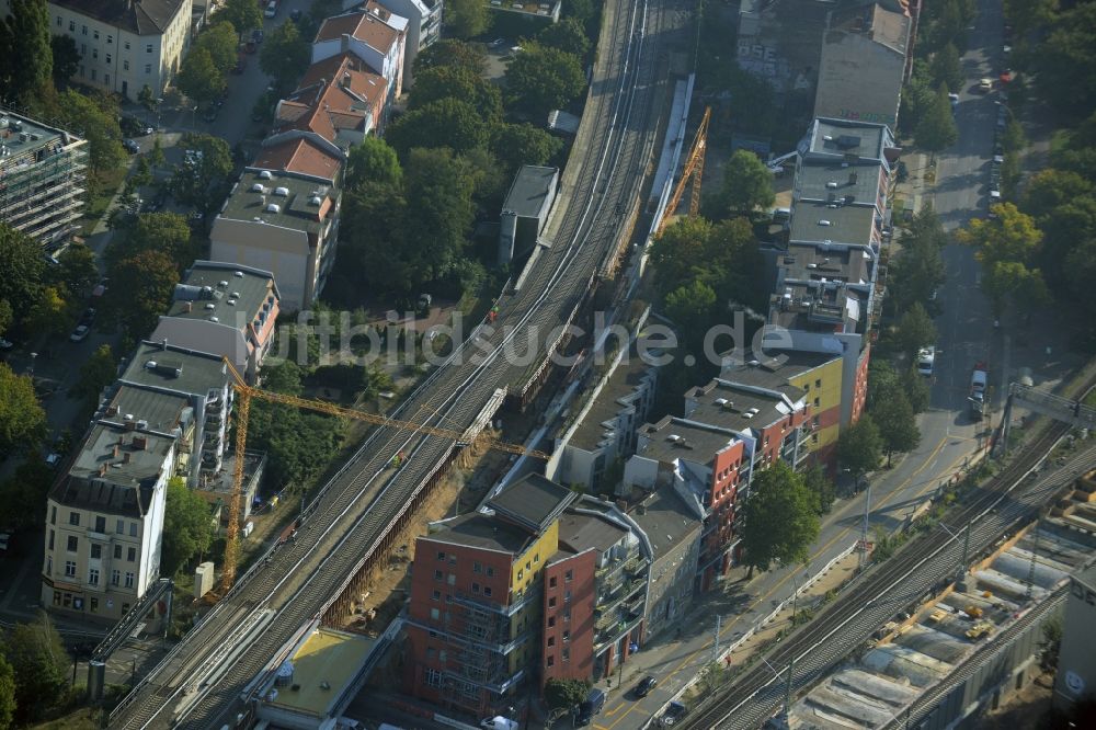 Luftaufnahme Berlin - Baustelle zur Sanierung des Bahn- Brückenbauwerk an der Karlshorster Straße in Berlin