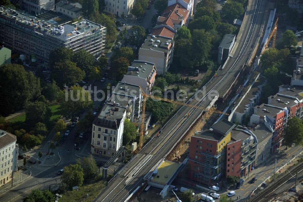 Berlin von oben - Baustelle zur Sanierung des Bahn- Brückenbauwerk an der Karlshorster Straße in Berlin