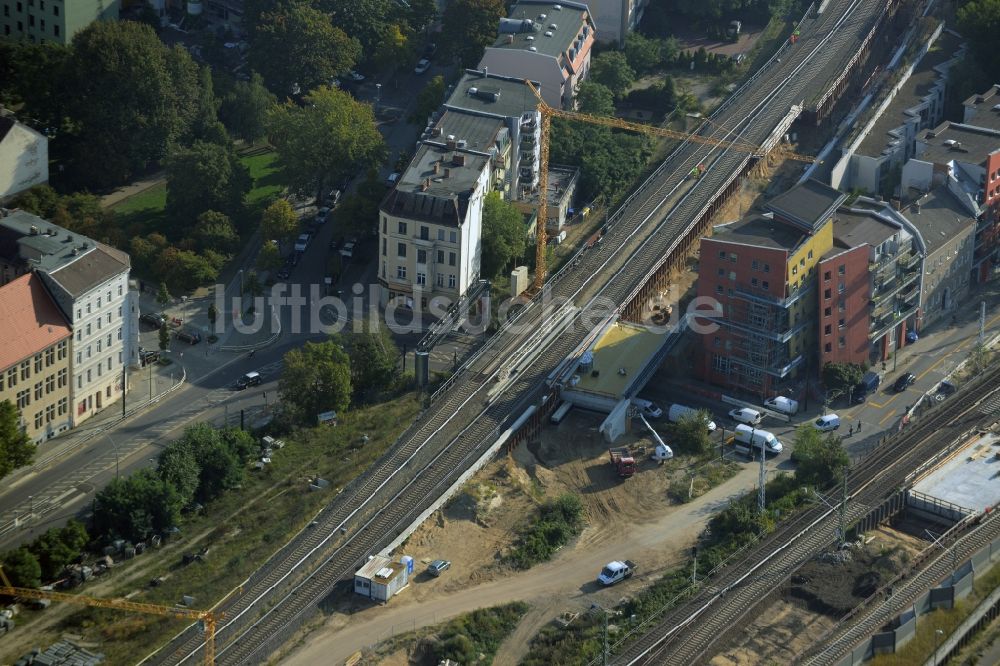 Berlin aus der Vogelperspektive: Baustelle zur Sanierung des Bahn- Brückenbauwerk an der Karlshorster Straße in Berlin