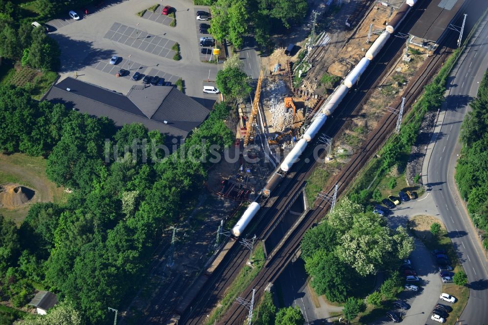 Michendorf aus der Vogelperspektive: Baustelle zur Sanierung des Bahn- Brückenbauwerk in Michendorf im Bundesland Brandenburg