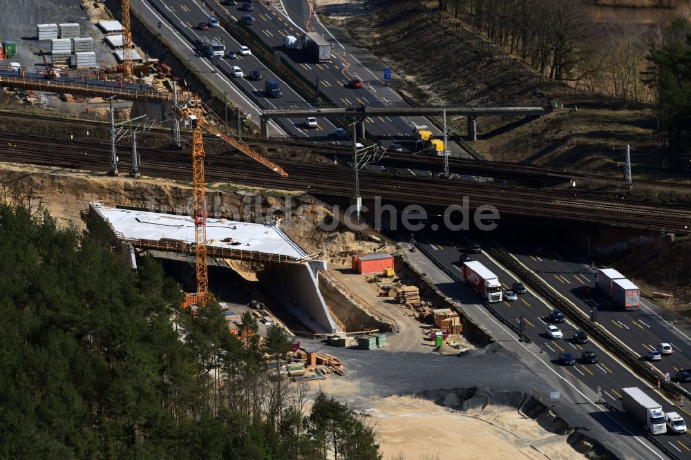 Michendorf von oben - Baustelle zur Sanierung des Bahn- Brückenbauwerk in Michendorf im Bundesland Brandenburg