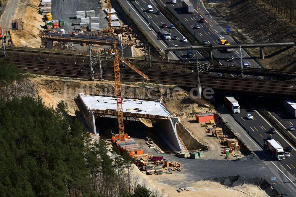 Michendorf aus der Vogelperspektive: Baustelle zur Sanierung des Bahn- Brückenbauwerk in Michendorf im Bundesland Brandenburg