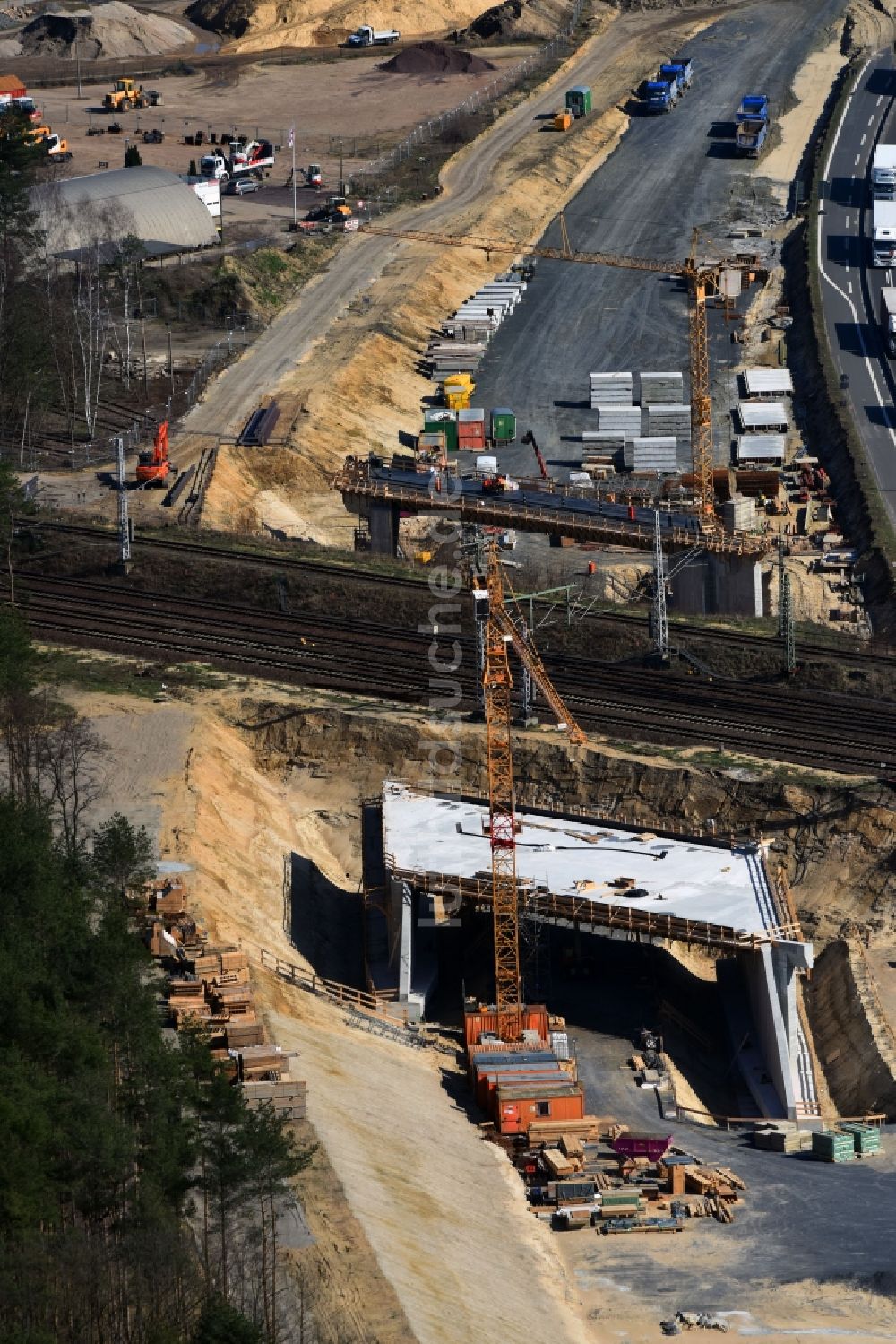 Luftaufnahme Michendorf - Baustelle zur Sanierung des Bahn- Brückenbauwerk in Michendorf im Bundesland Brandenburg