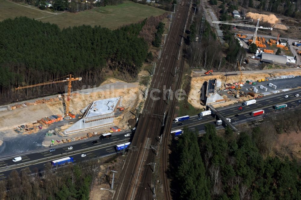 Michendorf von oben - Baustelle zur Sanierung des Bahn- Brückenbauwerk in Michendorf im Bundesland Brandenburg