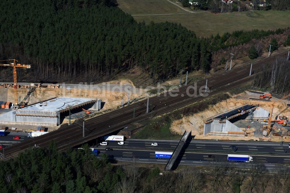 Michendorf aus der Vogelperspektive: Baustelle zur Sanierung des Bahn- Brückenbauwerk in Michendorf im Bundesland Brandenburg