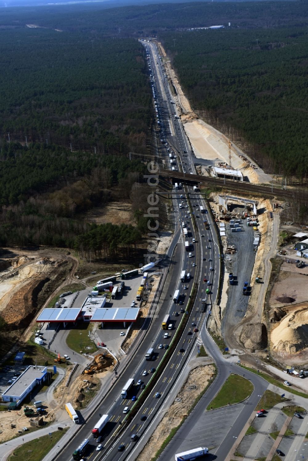 Luftaufnahme Michendorf - Baustelle zur Sanierung des Bahn- Brückenbauwerk in Michendorf im Bundesland Brandenburg