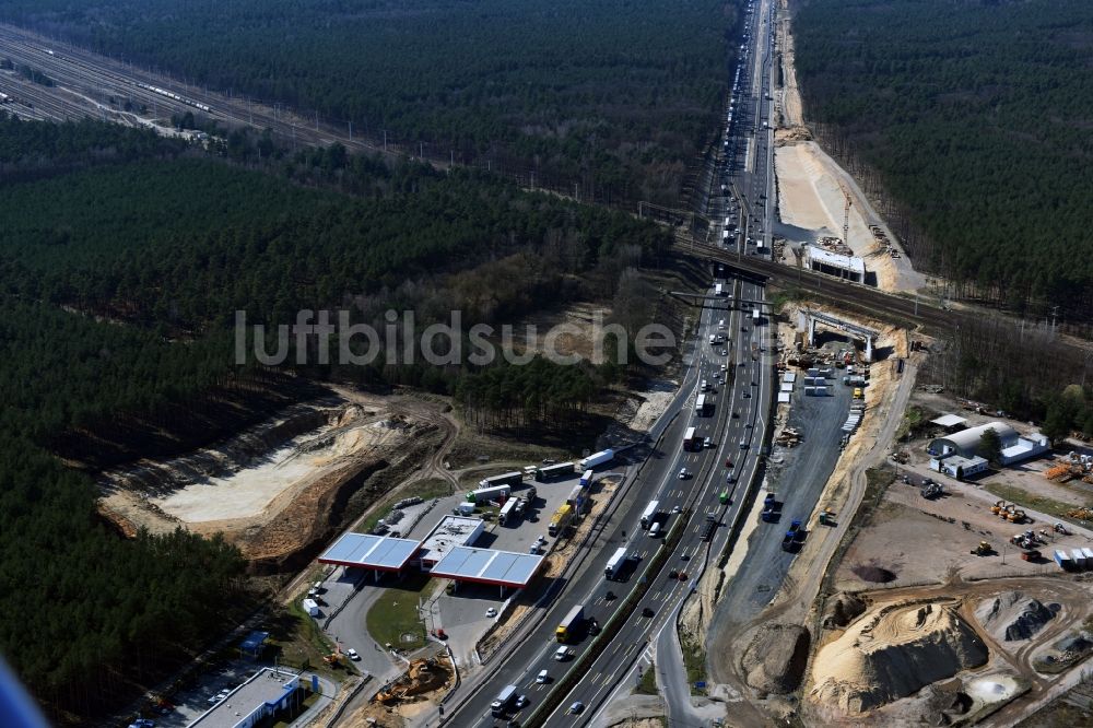 Michendorf von oben - Baustelle zur Sanierung des Bahn- Brückenbauwerk in Michendorf im Bundesland Brandenburg