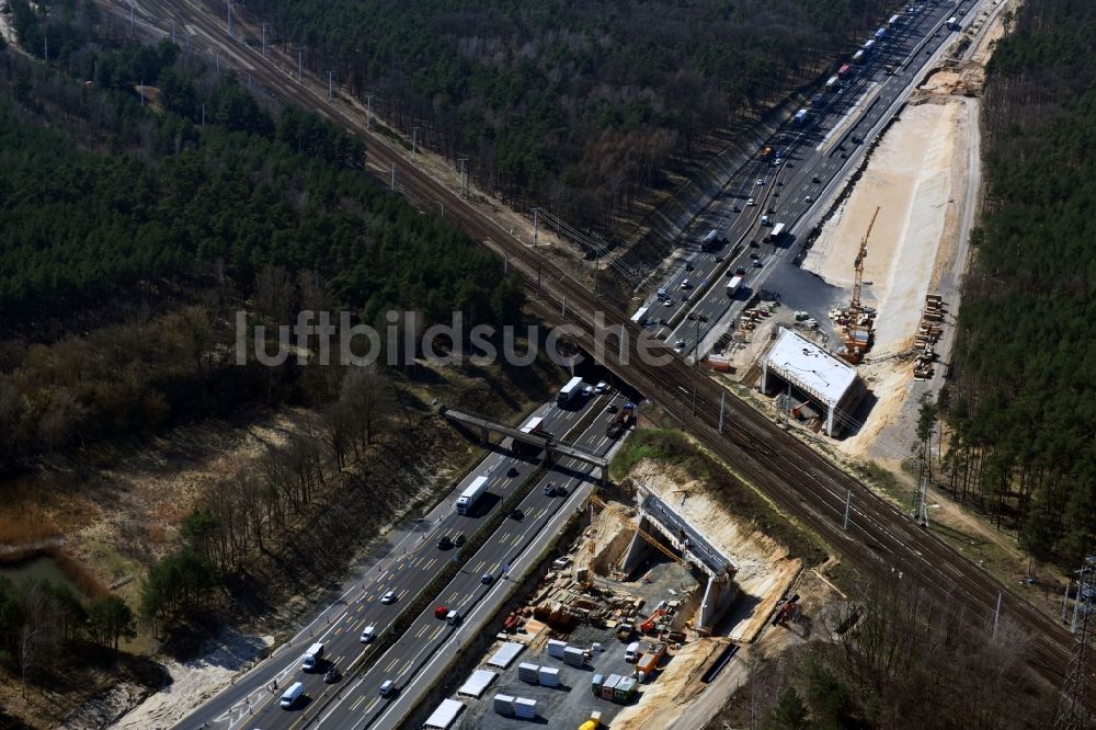 Michendorf aus der Vogelperspektive: Baustelle zur Sanierung des Bahn- Brückenbauwerk in Michendorf im Bundesland Brandenburg