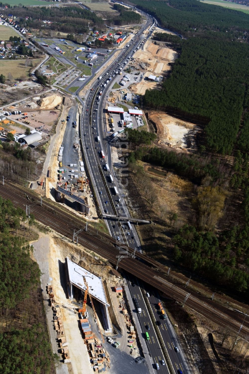 Michendorf von oben - Baustelle zur Sanierung des Bahn- Brückenbauwerk in Michendorf im Bundesland Brandenburg