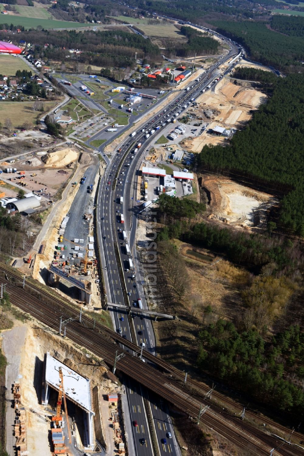 Michendorf aus der Vogelperspektive: Baustelle zur Sanierung des Bahn- Brückenbauwerk in Michendorf im Bundesland Brandenburg