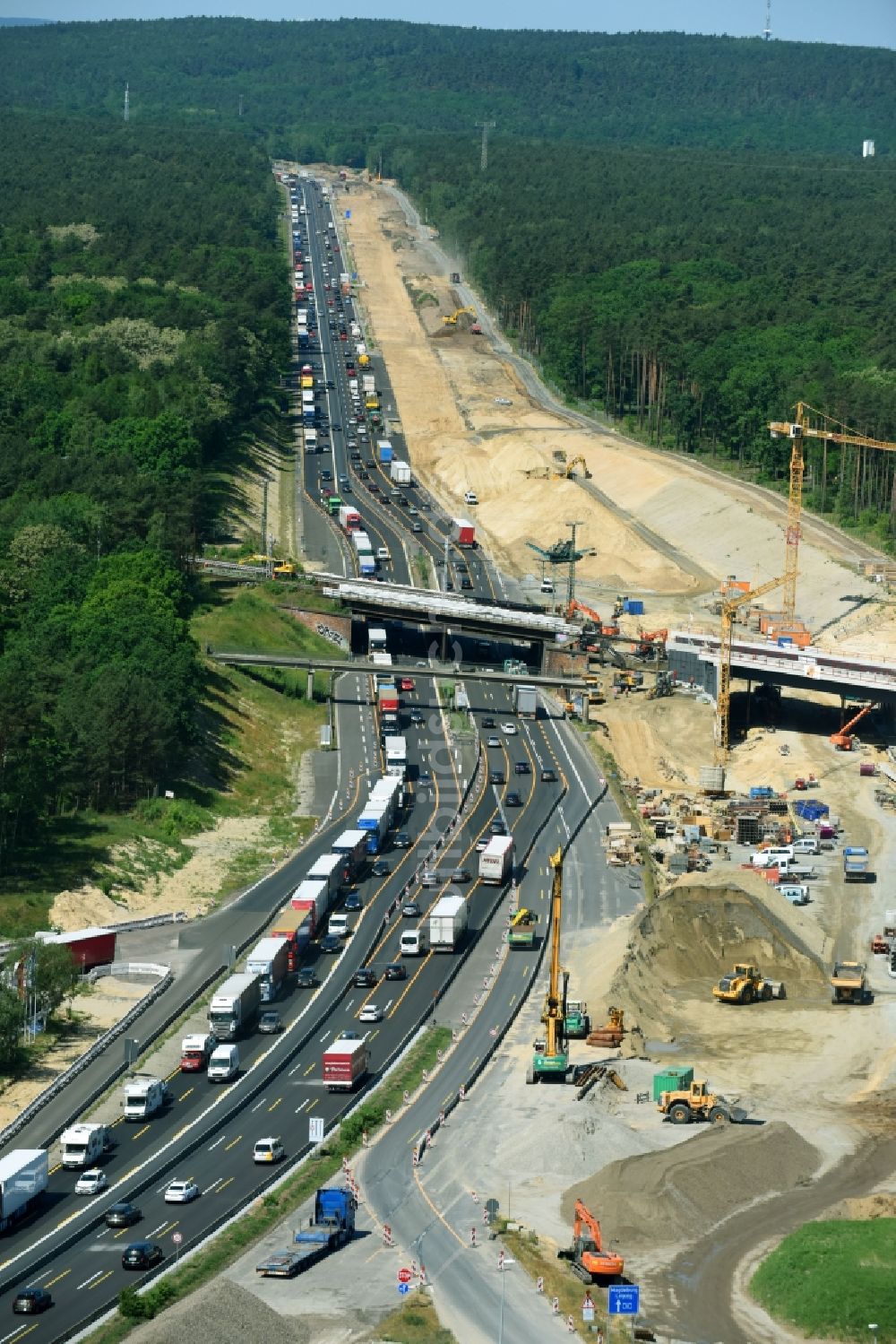 Michendorf von oben - Baustelle zur Sanierung des Bahn- Brückenbauwerk in Michendorf im Bundesland Brandenburg