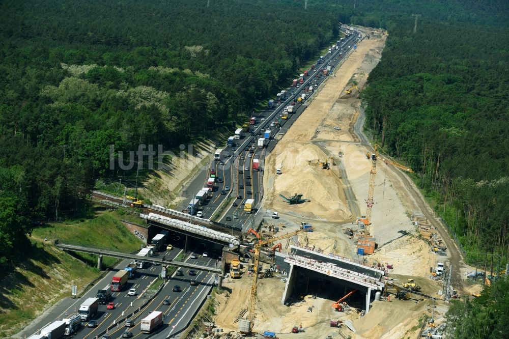 Luftaufnahme Michendorf - Baustelle zur Sanierung des Bahn- Brückenbauwerk in Michendorf im Bundesland Brandenburg