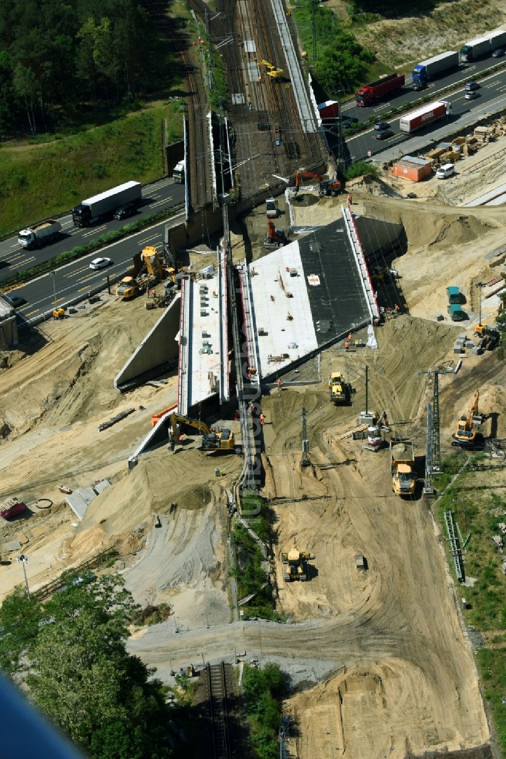 Michendorf aus der Vogelperspektive: Baustelle zur Sanierung des Bahn- Brückenbauwerk in Michendorf im Bundesland Brandenburg