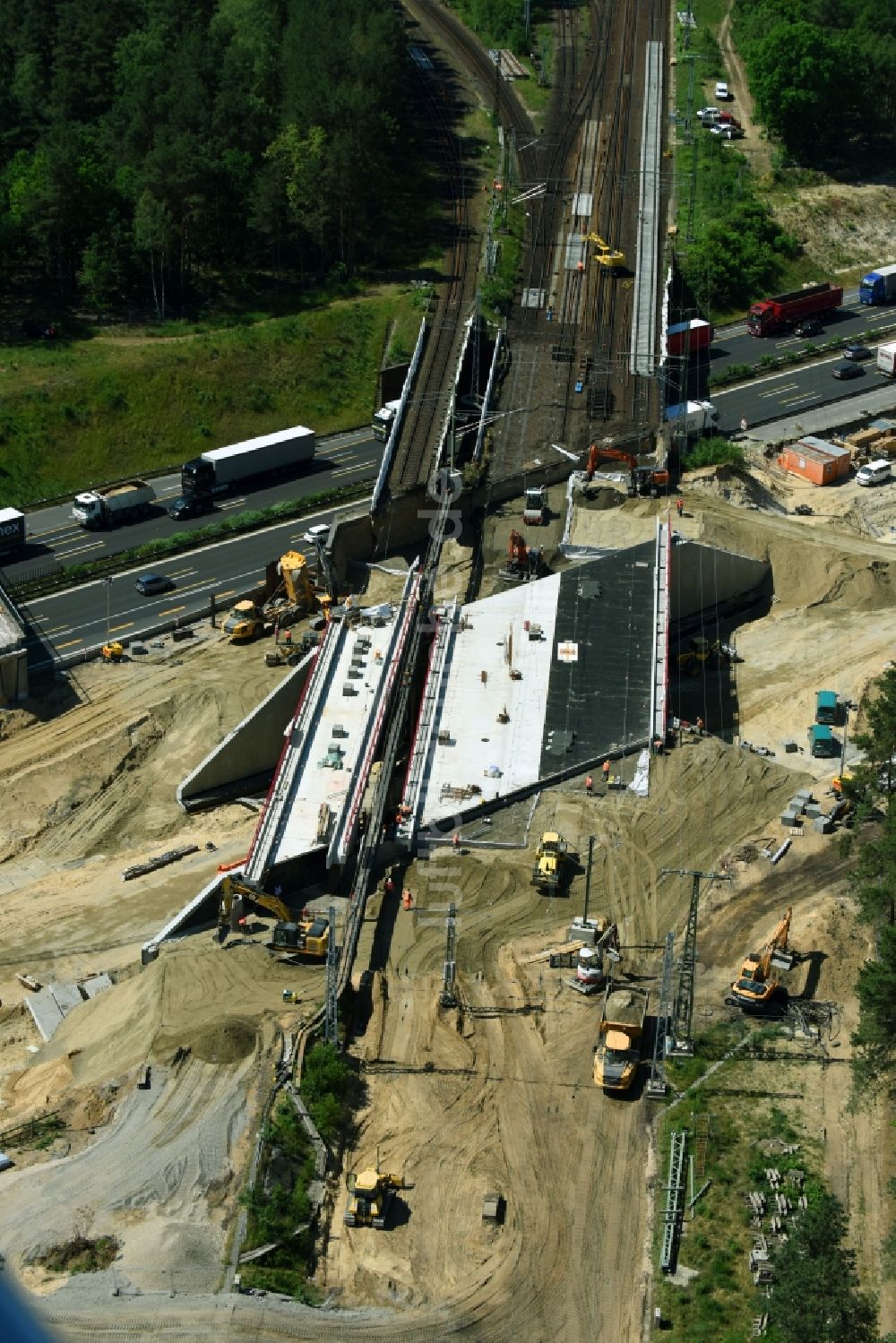 Luftbild Michendorf - Baustelle zur Sanierung des Bahn- Brückenbauwerk in Michendorf im Bundesland Brandenburg