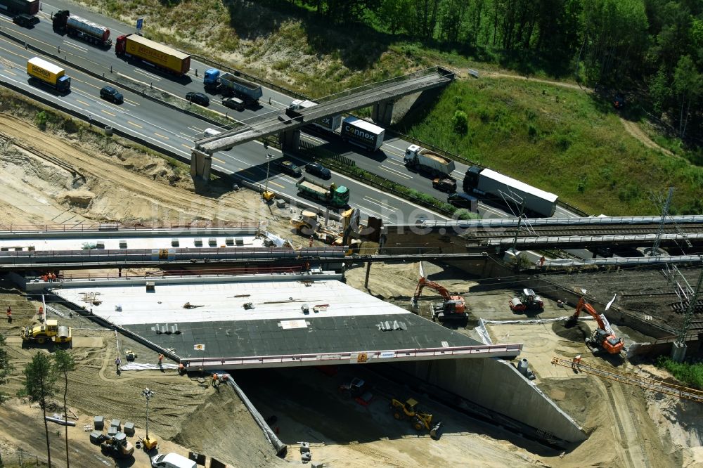 Michendorf von oben - Baustelle zur Sanierung des Bahn- Brückenbauwerk in Michendorf im Bundesland Brandenburg