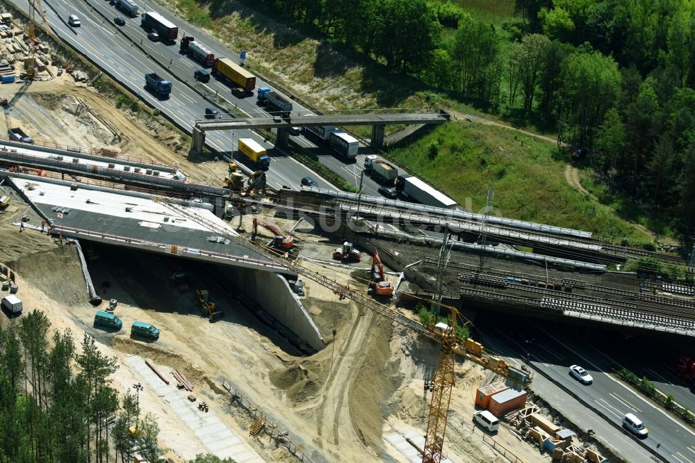 Michendorf aus der Vogelperspektive: Baustelle zur Sanierung des Bahn- Brückenbauwerk in Michendorf im Bundesland Brandenburg