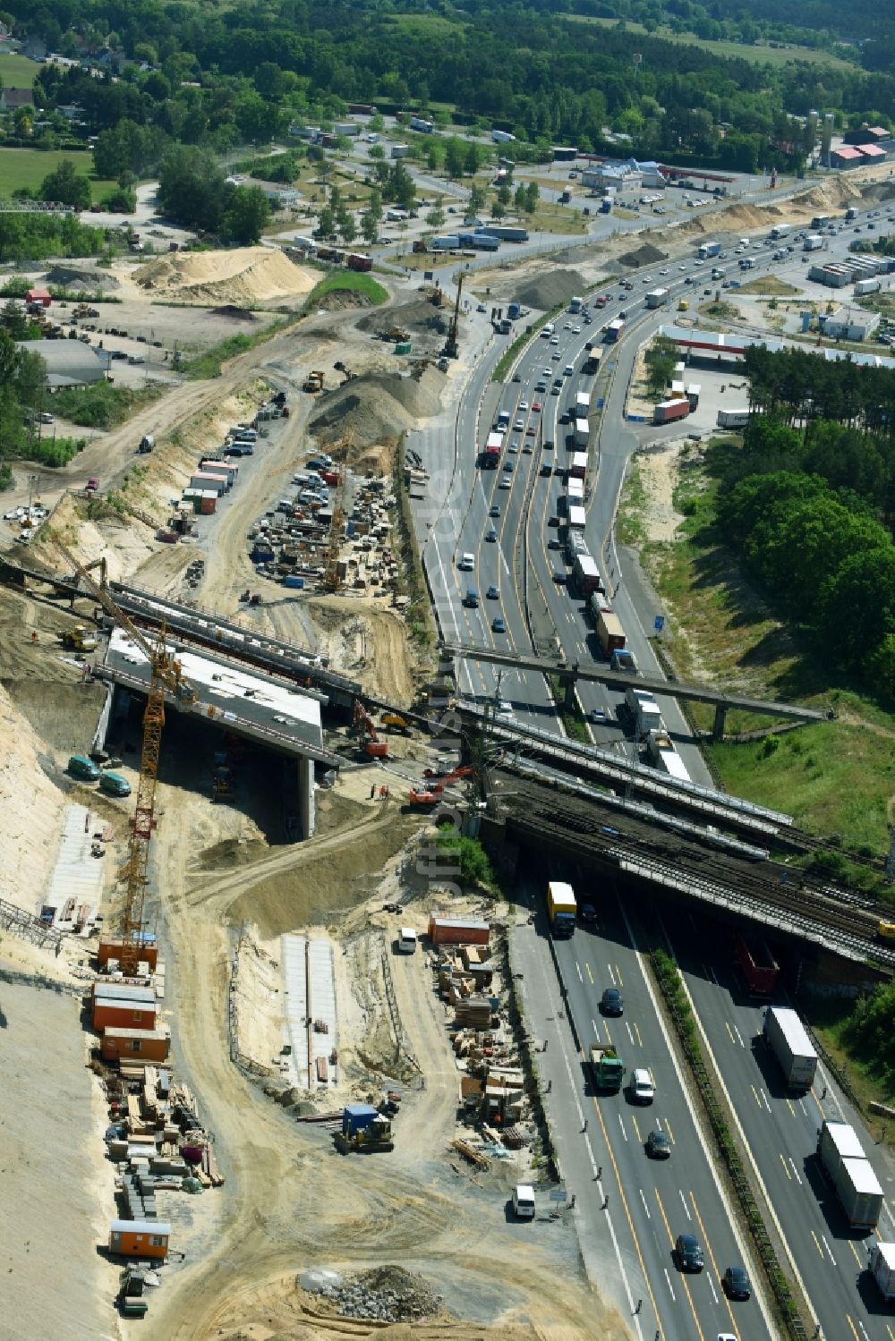 Luftaufnahme Michendorf - Baustelle zur Sanierung des Bahn- Brückenbauwerk in Michendorf im Bundesland Brandenburg