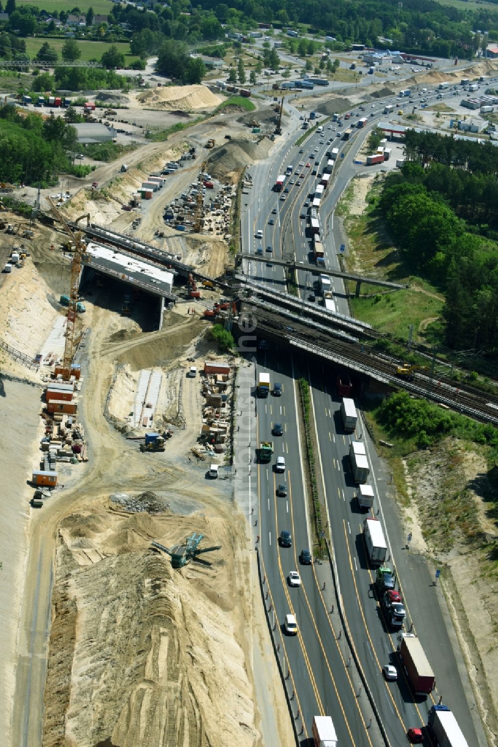 Michendorf von oben - Baustelle zur Sanierung des Bahn- Brückenbauwerk in Michendorf im Bundesland Brandenburg