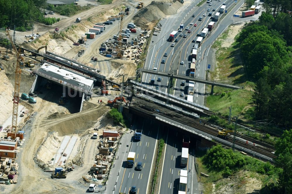 Michendorf aus der Vogelperspektive: Baustelle zur Sanierung des Bahn- Brückenbauwerk in Michendorf im Bundesland Brandenburg