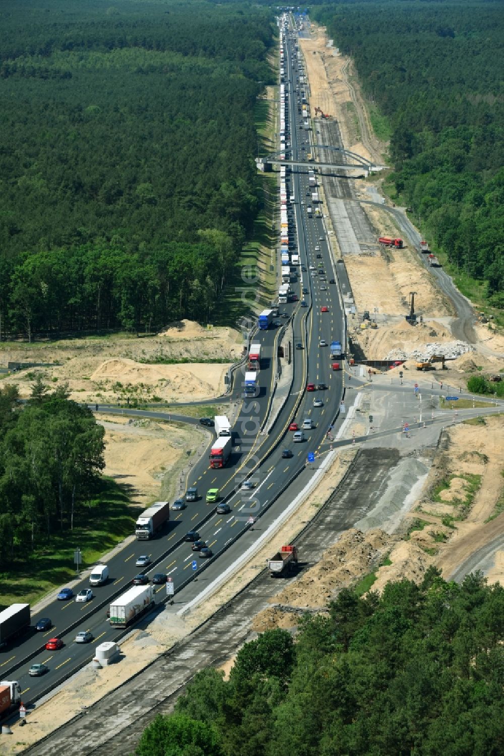 Luftaufnahme Michendorf - Baustelle zur Sanierung des Bahn- Brückenbauwerk in Michendorf im Bundesland Brandenburg