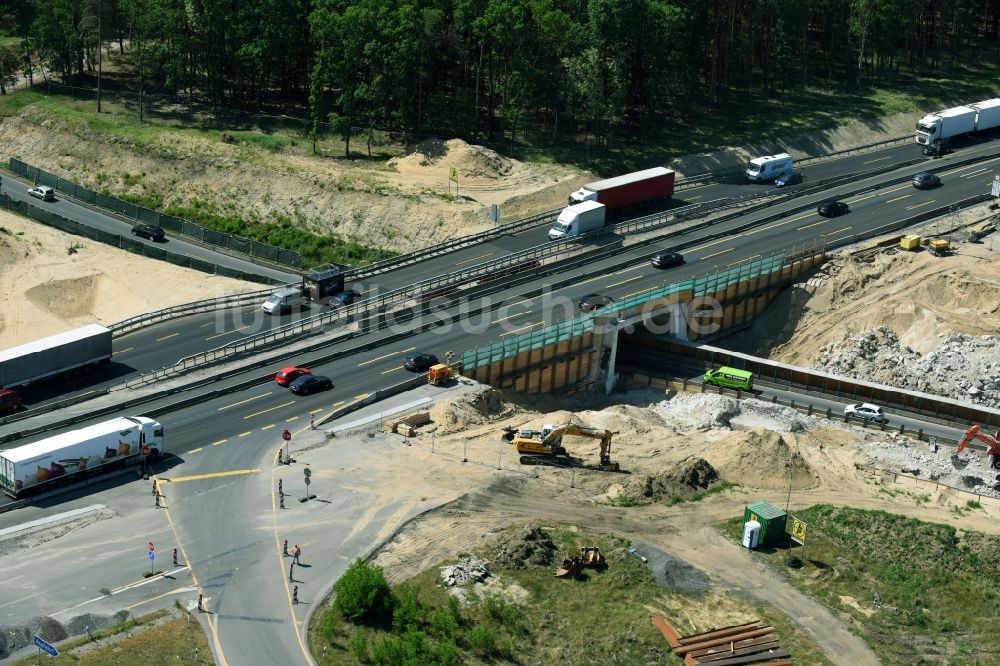 Michendorf aus der Vogelperspektive: Baustelle zur Sanierung des Bahn- Brückenbauwerk in Michendorf im Bundesland Brandenburg