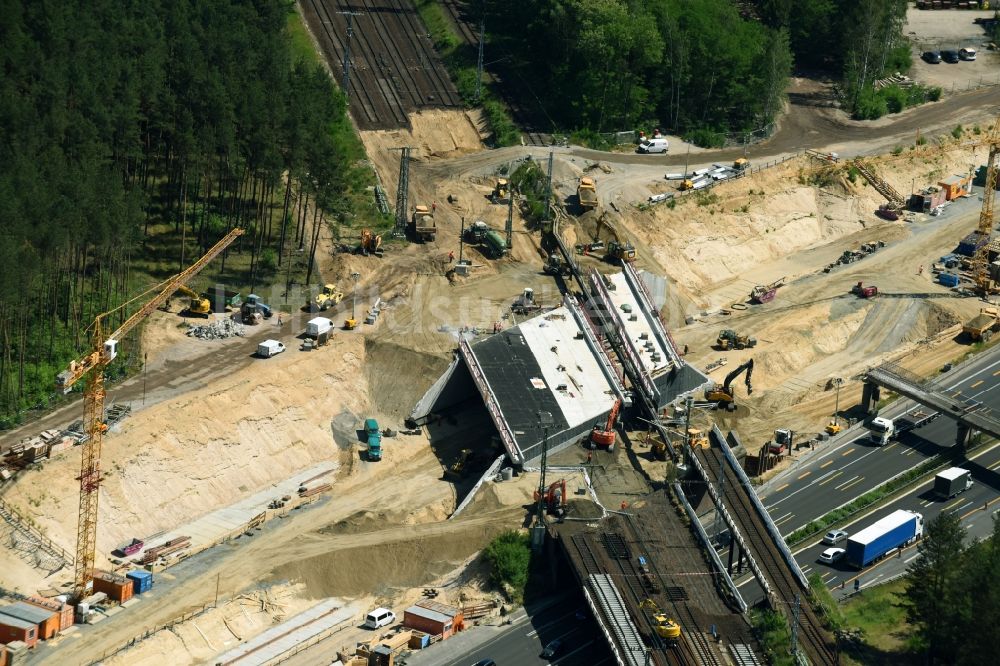 Luftaufnahme Michendorf - Baustelle zur Sanierung des Bahn- Brückenbauwerk in Michendorf im Bundesland Brandenburg