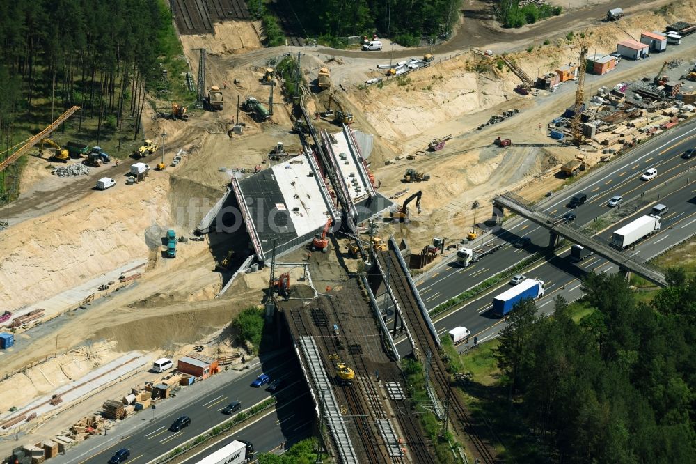 Michendorf von oben - Baustelle zur Sanierung des Bahn- Brückenbauwerk in Michendorf im Bundesland Brandenburg