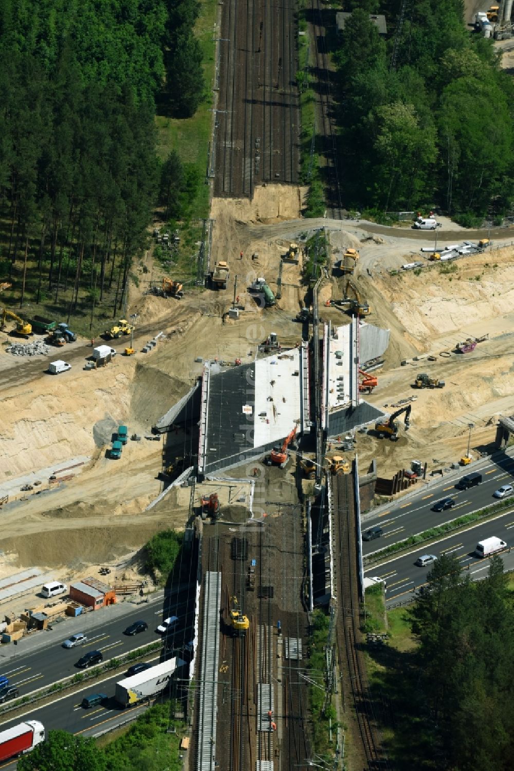 Michendorf aus der Vogelperspektive: Baustelle zur Sanierung des Bahn- Brückenbauwerk in Michendorf im Bundesland Brandenburg