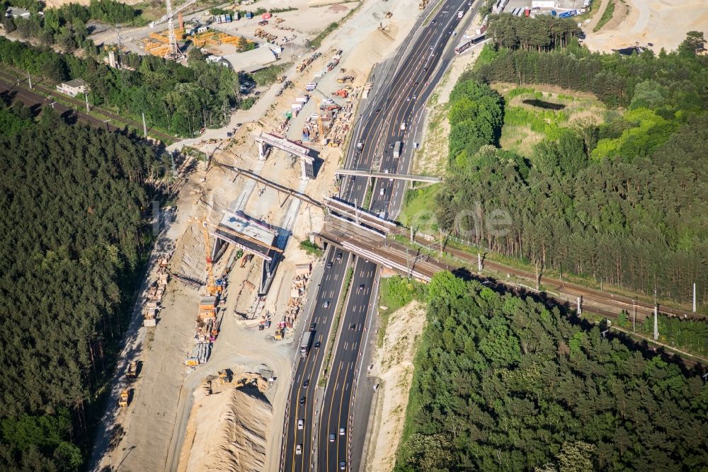 Michendorf aus der Vogelperspektive: Baustelle zur Sanierung des Bahn- Brückenbauwerk in Michendorf im Bundesland Brandenburg