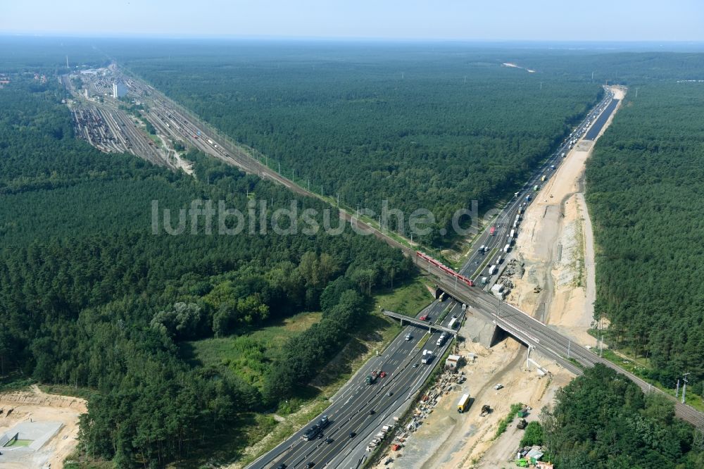 Luftaufnahme Michendorf - Baustelle zur Sanierung des Bahn- Brückenbauwerk in Michendorf im Bundesland Brandenburg