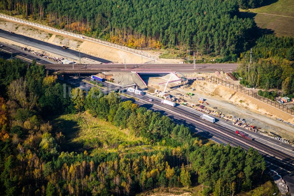 Michendorf aus der Vogelperspektive: Baustelle zur Sanierung des Bahn- Brückenbauwerk in Michendorf im Bundesland Brandenburg