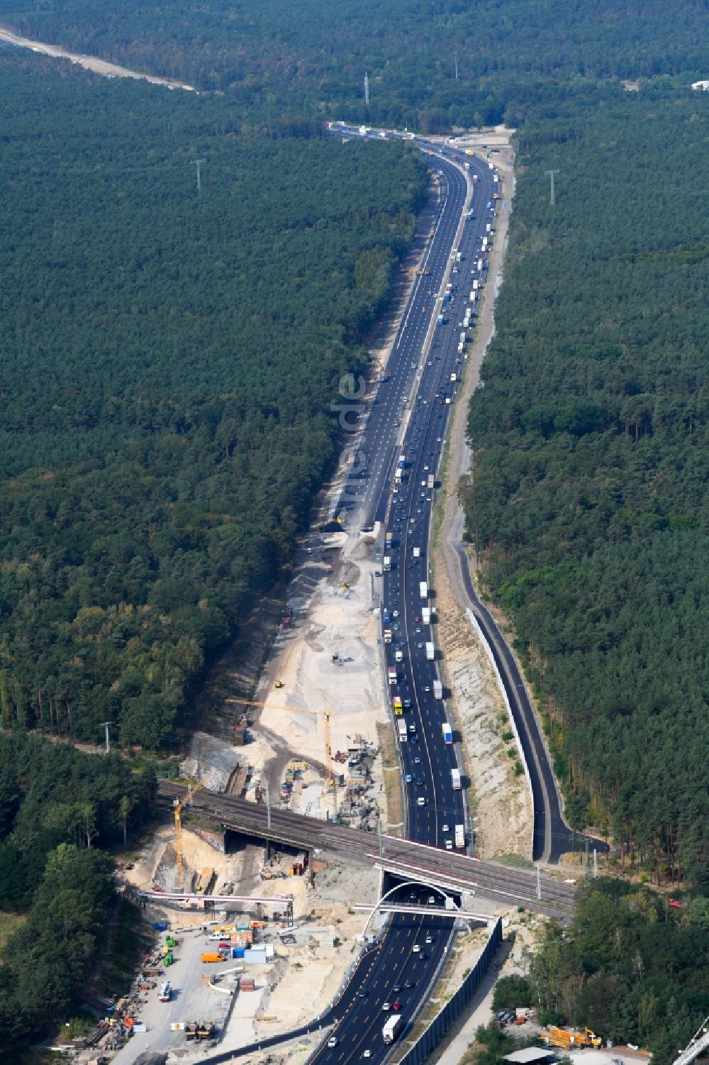 Michendorf aus der Vogelperspektive: Baustelle zur Sanierung des Bahn- Brückenbauwerk in Michendorf im Bundesland Brandenburg