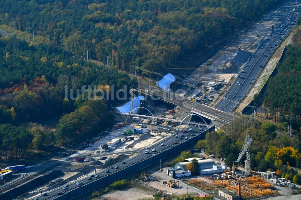 Luftaufnahme Michendorf - Baustelle zur Sanierung des Bahn- Brückenbauwerk in Michendorf im Bundesland Brandenburg