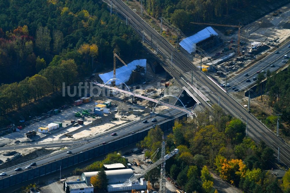 Michendorf von oben - Baustelle zur Sanierung des Bahn- Brückenbauwerk in Michendorf im Bundesland Brandenburg