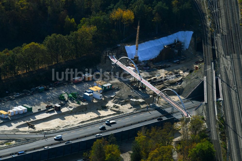 Michendorf aus der Vogelperspektive: Baustelle zur Sanierung des Bahn- Brückenbauwerk in Michendorf im Bundesland Brandenburg