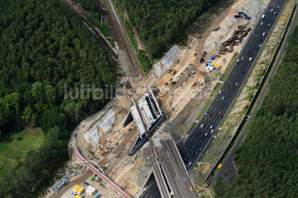 Luftbild Michendorf - Baustelle zur Sanierung des Bahn- Brückenbauwerk in Michendorf im Bundesland Brandenburg