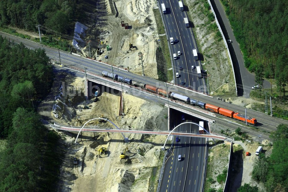 Michendorf aus der Vogelperspektive: Baustelle zur Sanierung des Bahn- Brückenbauwerk in Michendorf im Bundesland Brandenburg