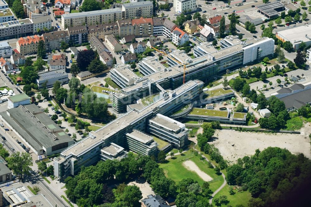 Luftaufnahme Augsburg - Baustelle zur Sanierung am Gebäudekomplex der Deutsche Rentenversicherung Schwaben in Augsburg im Bundesland Bayern, Deutschland