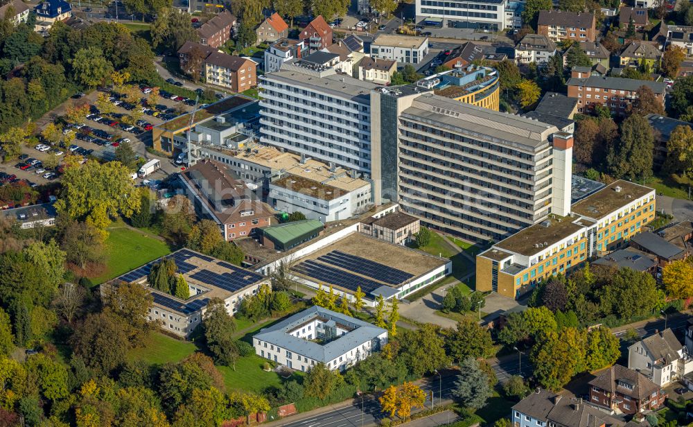 Luftaufnahme Lünen - Baustelle zur Sanierung eines Gebäudes auf dem Klinikgelände des Krankenhauses St. Marien Hospital in Lünen im Bundesland Nordrhein-Westfalen, Deutschland